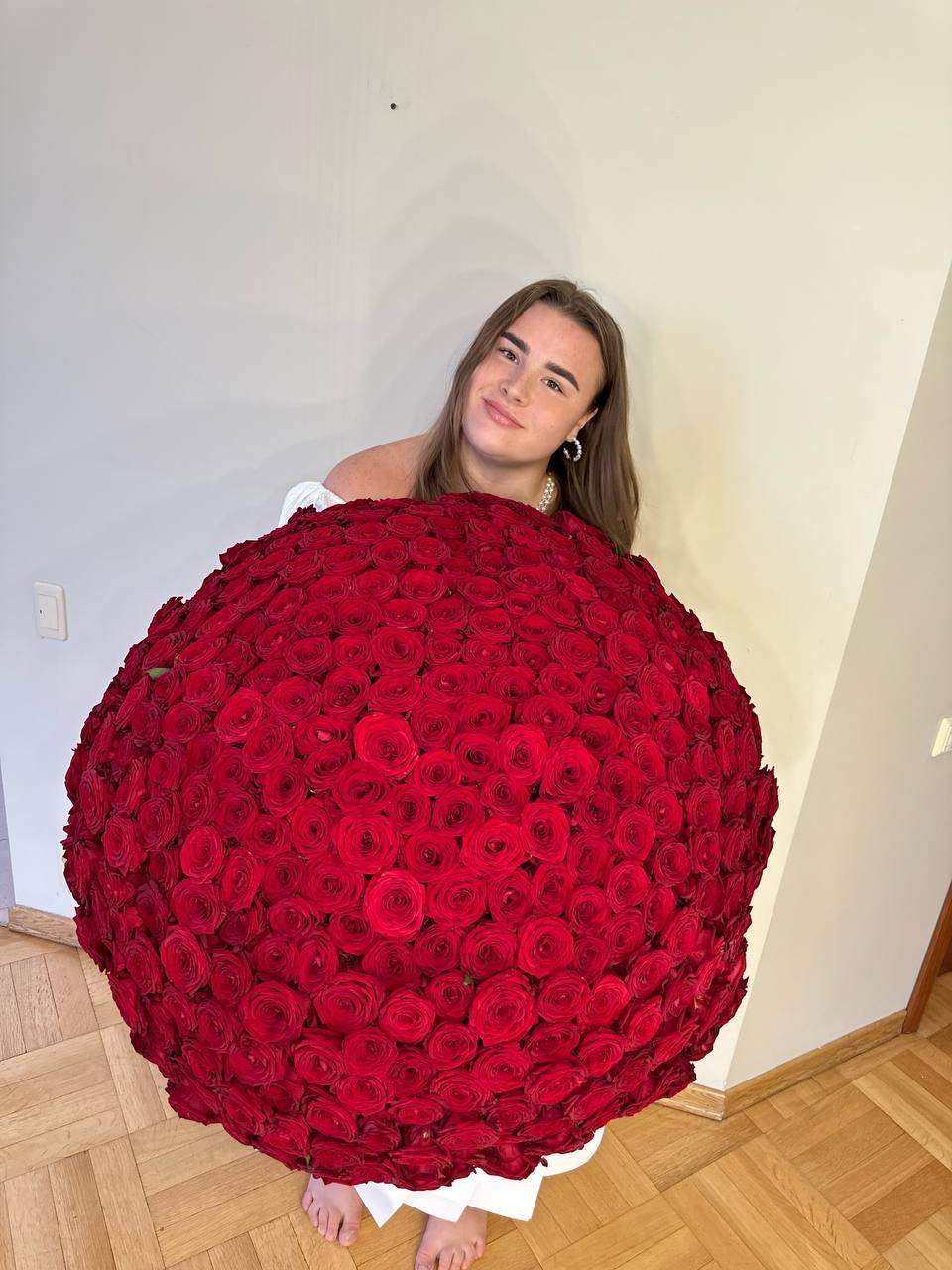 Красивое фото Берниковой с огромным букетом роз. Красивое фото Берниковой с огромным букетом роз.