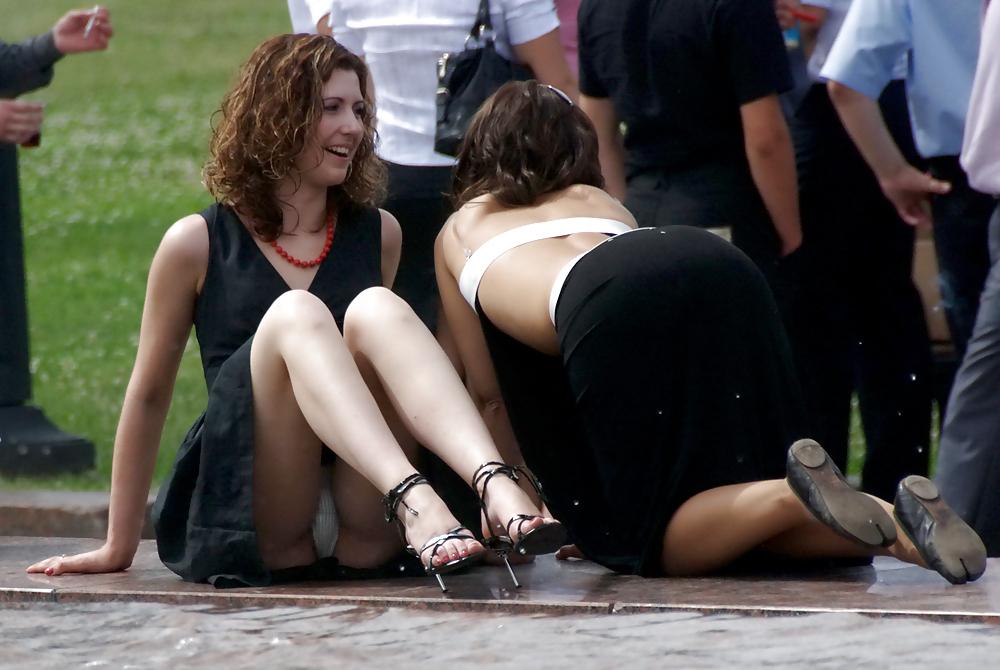 Случайно засветила под юбкой