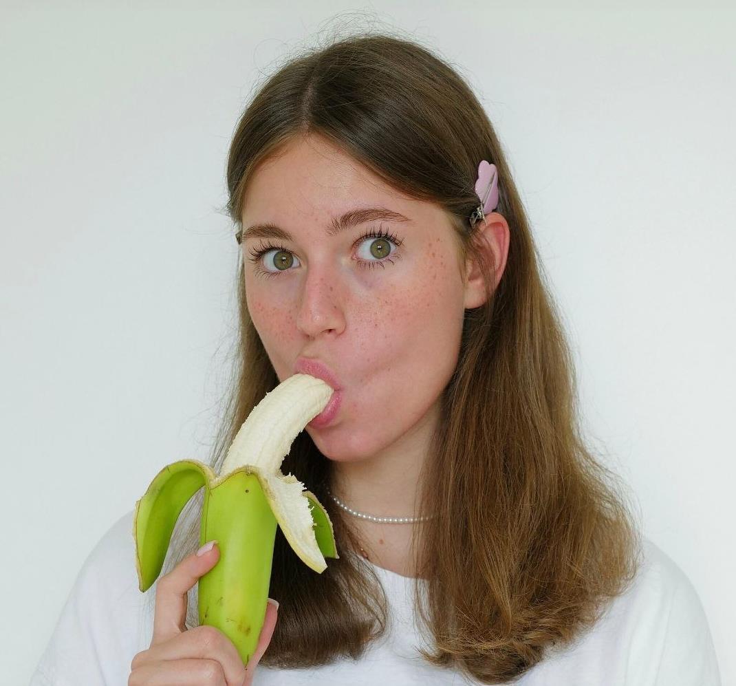 Ещё одна смешная фотка, на которой наша героиня с бананом во рту. Ещё одна смешная фотка, на которой наша героиня с бананом во рту.