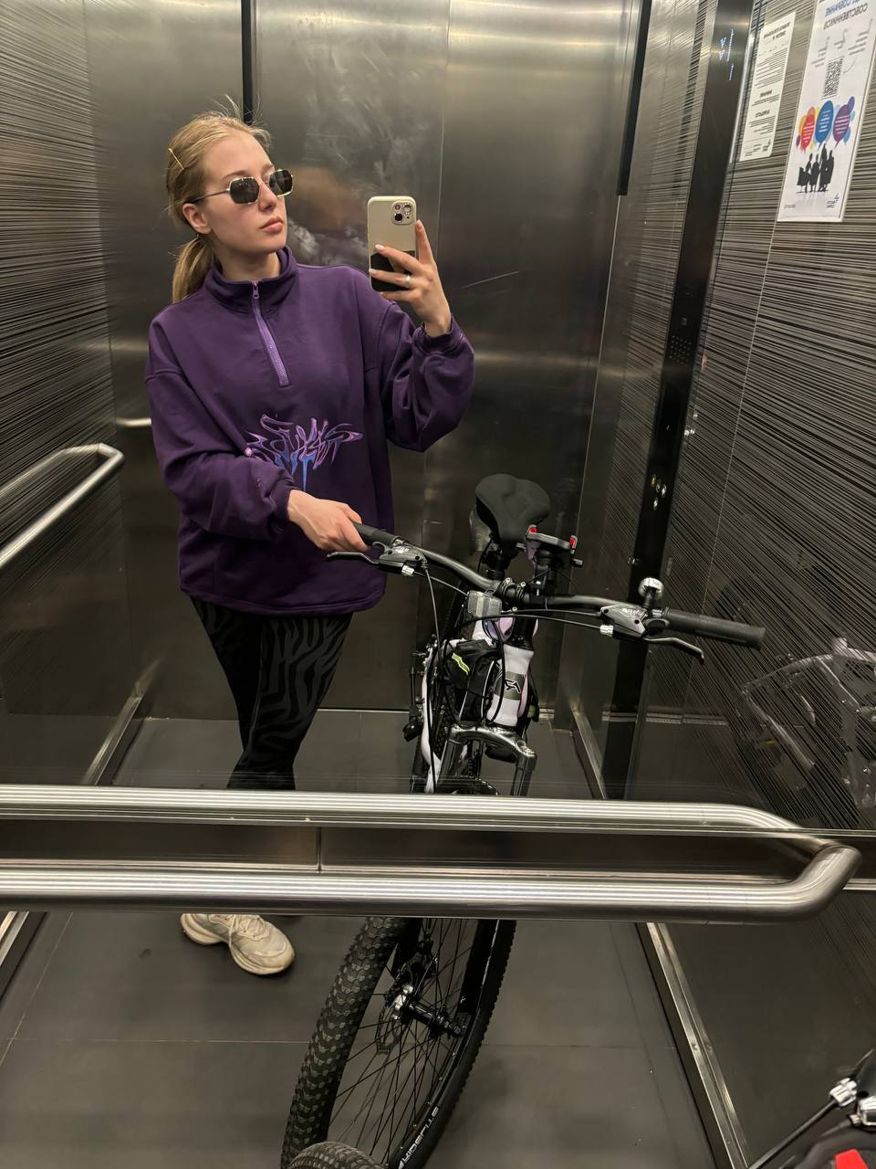 Екатерина делает лифтолук в чёрных очках. Екатерина делает лифтолук в чёрных очках.