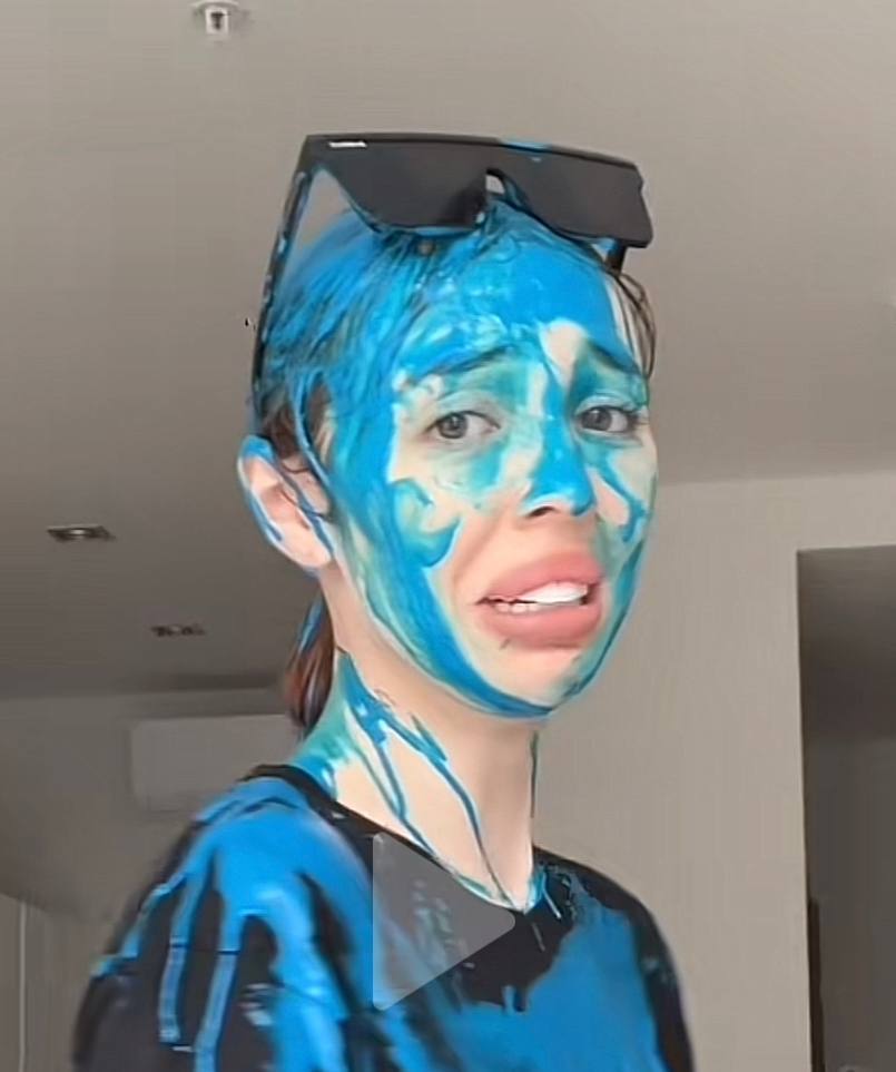 Слитая сеть фотка, где tatisize в чёрных очках и синим от краски лицом.