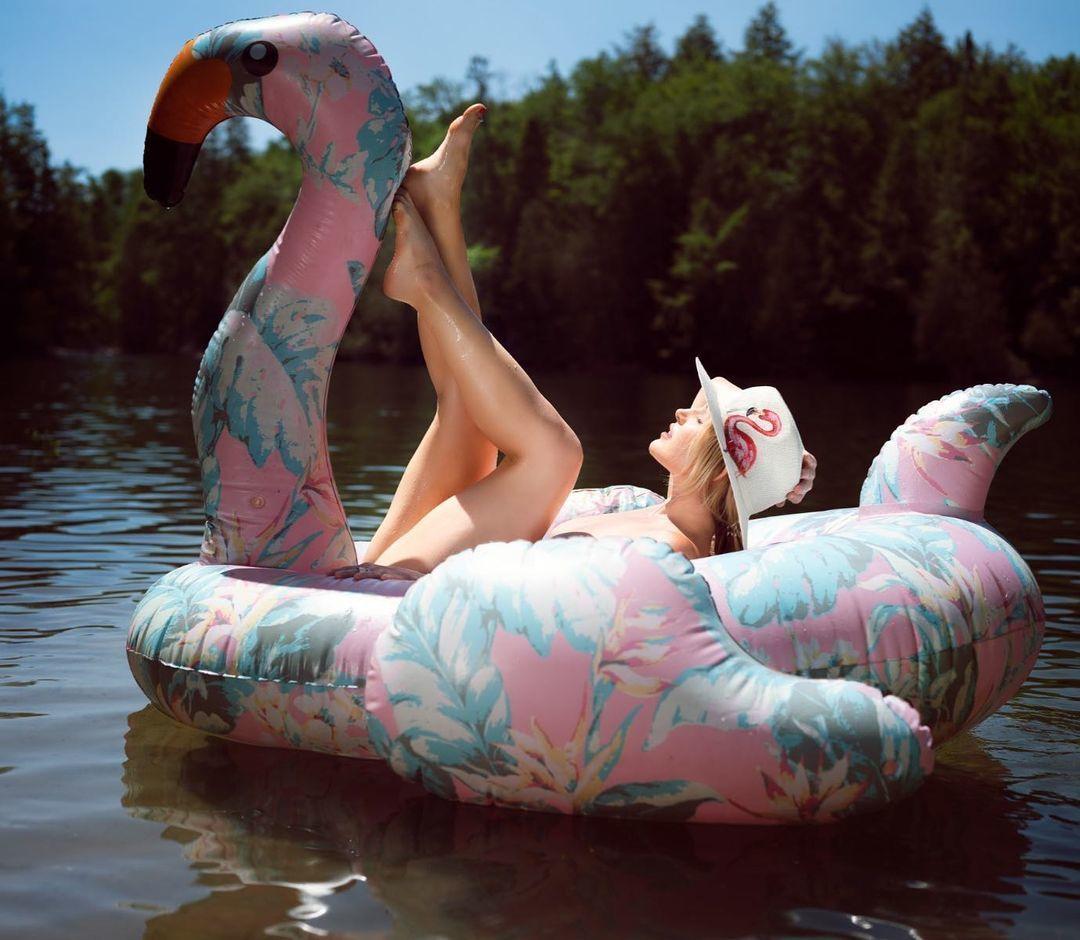 Красивое фото с отдыха Эйлы Адамс, где она загорает топлес на надувном круге в виде фламинго. Красивое фото с отдыха Эйлы Адамс, где она загорает топлес на надувном круге в виде фламинго.