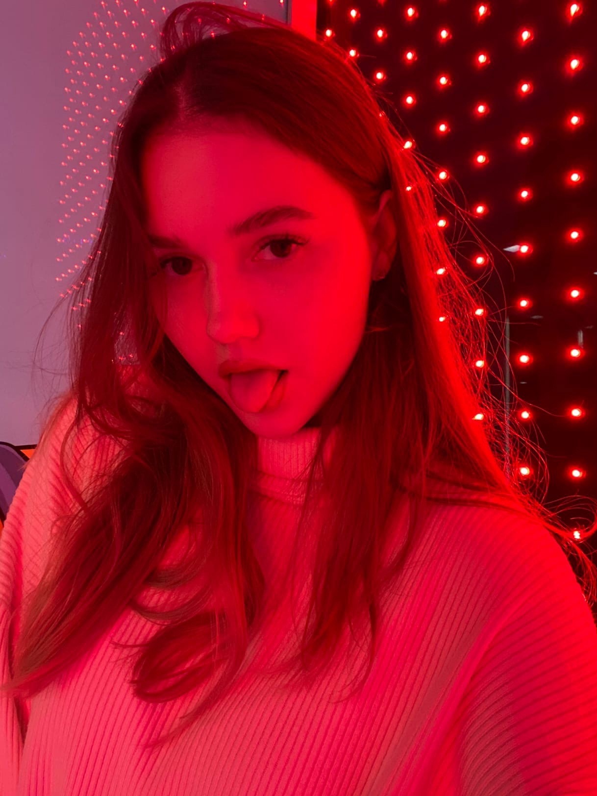 Смешной красный снимок Евы с высунутым языком.