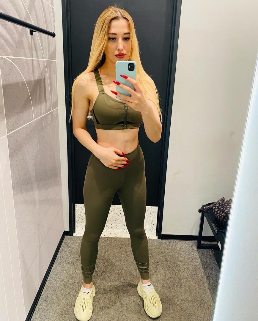 Подборка снимков, на которых красотка позирует в топе без бюстгальтера, в коротких платьях и шортиках. Подборка снимков, на которых красотка позирует в топе без бюстгальтера, в коротких платьях и шортиках.