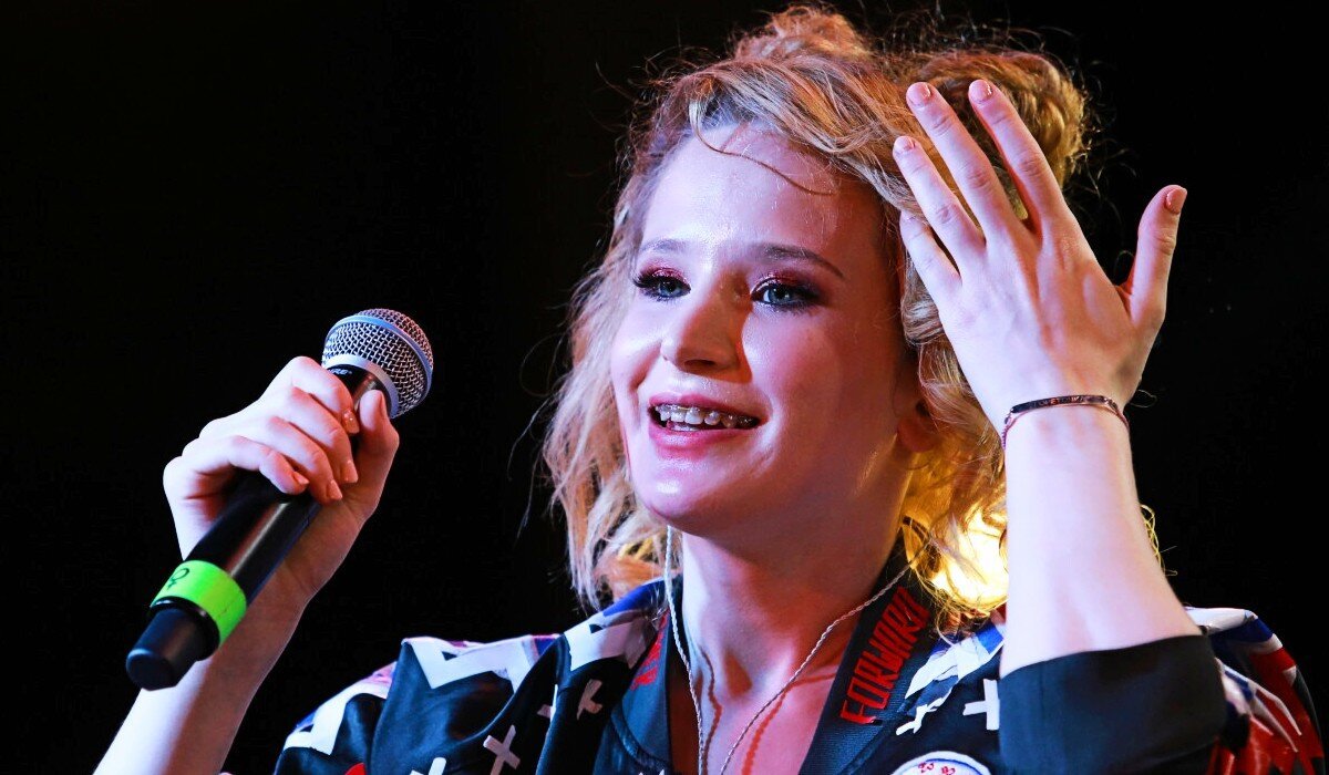 Фото крупном планом, на котором видны брекеты Монеточки. Фото крупном планом, на котором видны брекеты Монеточки.