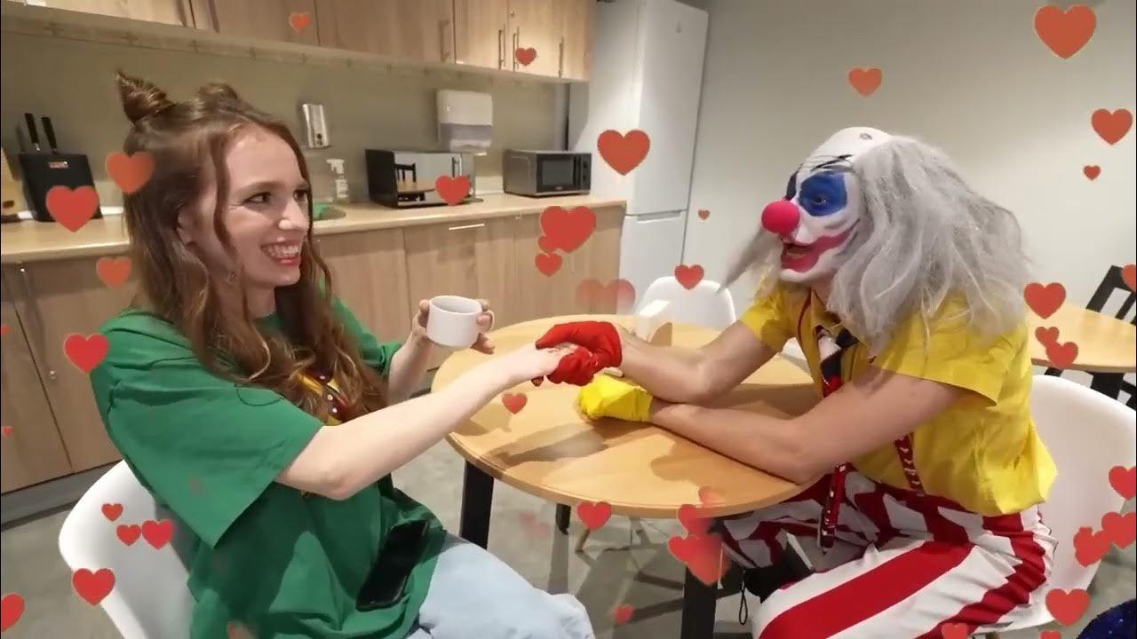 Мысли клоуна: Она моя. Мысли клоуна: Она моя.