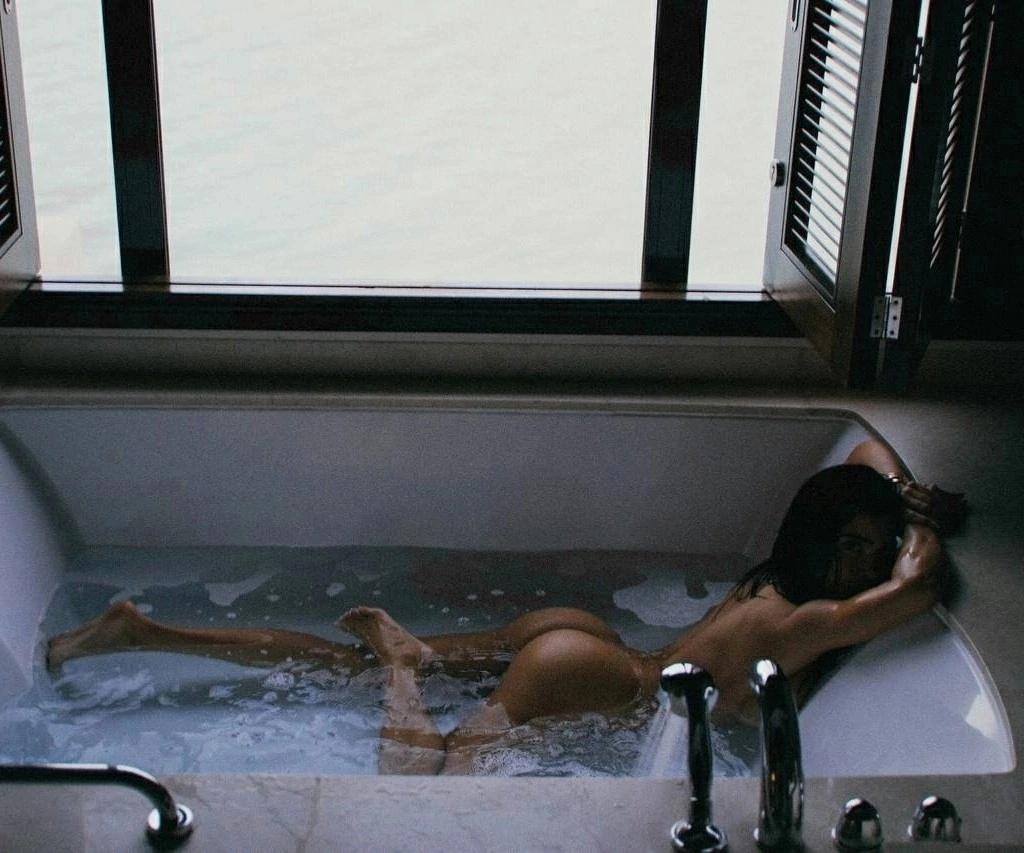 Слитая в сеть фотография Diana Bako в полностью голом виде лежит в ванной.