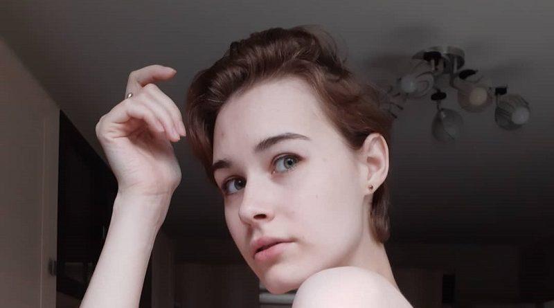 Популярная блогерша Настя Теплова слегка шокировала общественность своими подмышками. Популярная блогерша Настя Теплова слегка шокировала общественность своими подмышками.