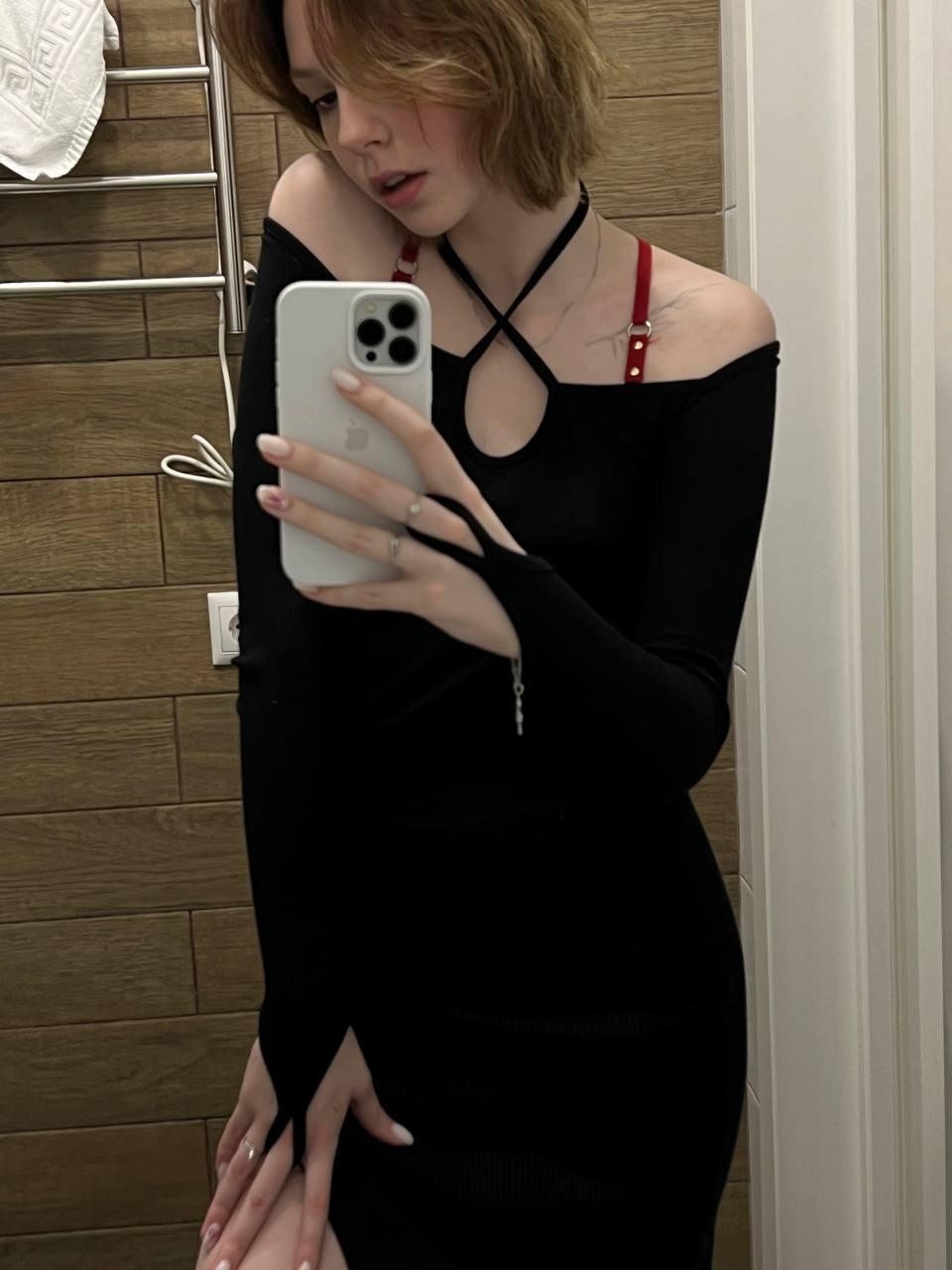Ещё одно селфи в соблазнительном чёрном платье.