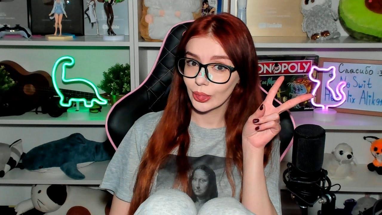 Только легкая эротика, но возможно все еще впереди, и следующий слив будет куда горячее.