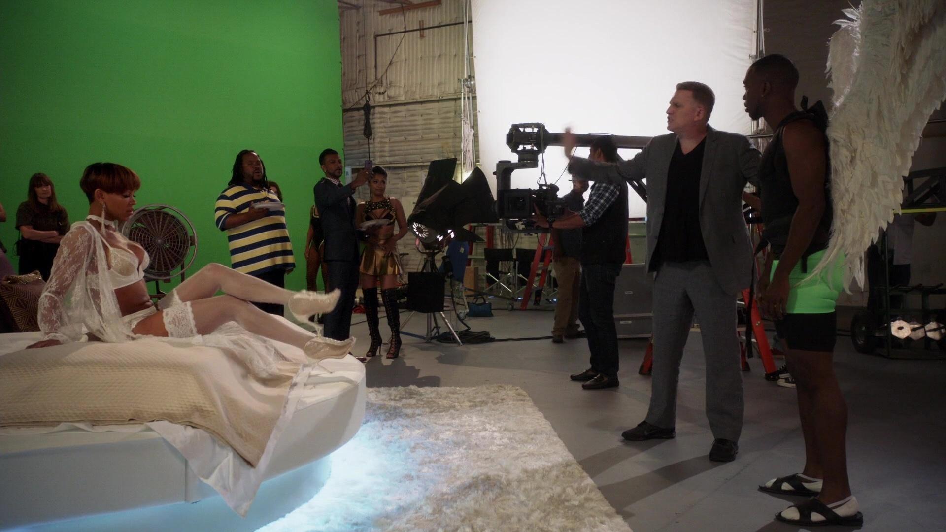 Кадры со съёмок Меган Гуд в белом нижнем белье. Кадры со съёмок Меган Гуд в белом нижнем белье.