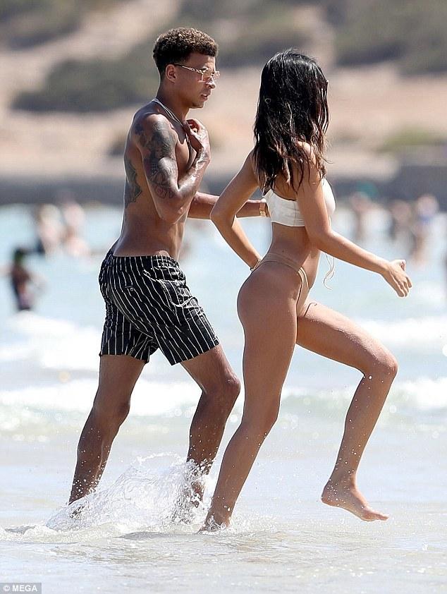 Горячие фотографии Алли и Мэй на пляже в купальных костюмах. Горячие фотографии Алли и Мэй на пляже в купальных костюмах.