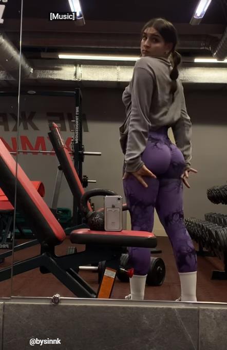 Спортивная попка бусинки в легенсах.