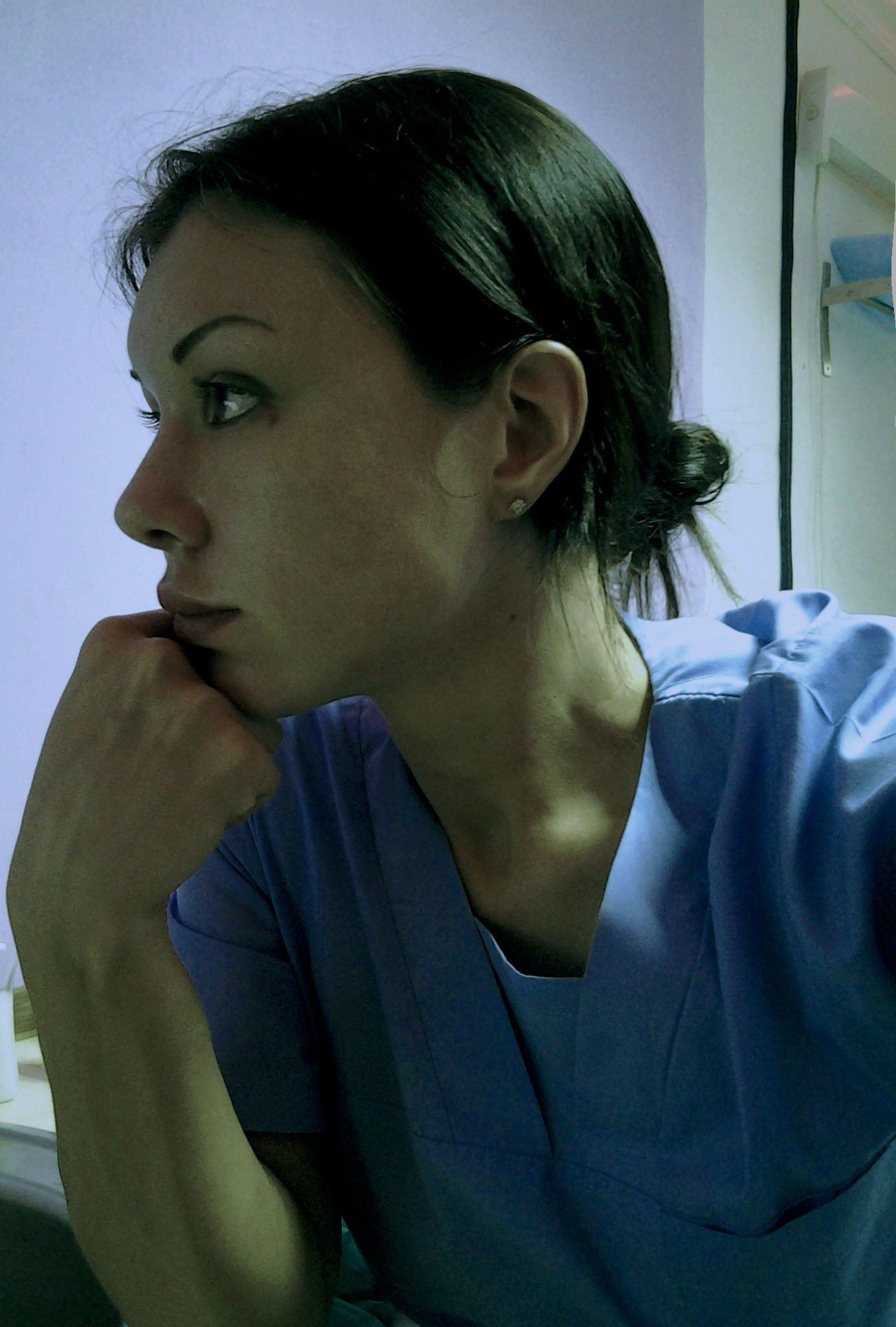 Кадр алёной Верди на работе в халате. Кадр алёной Верди на работе в халате.