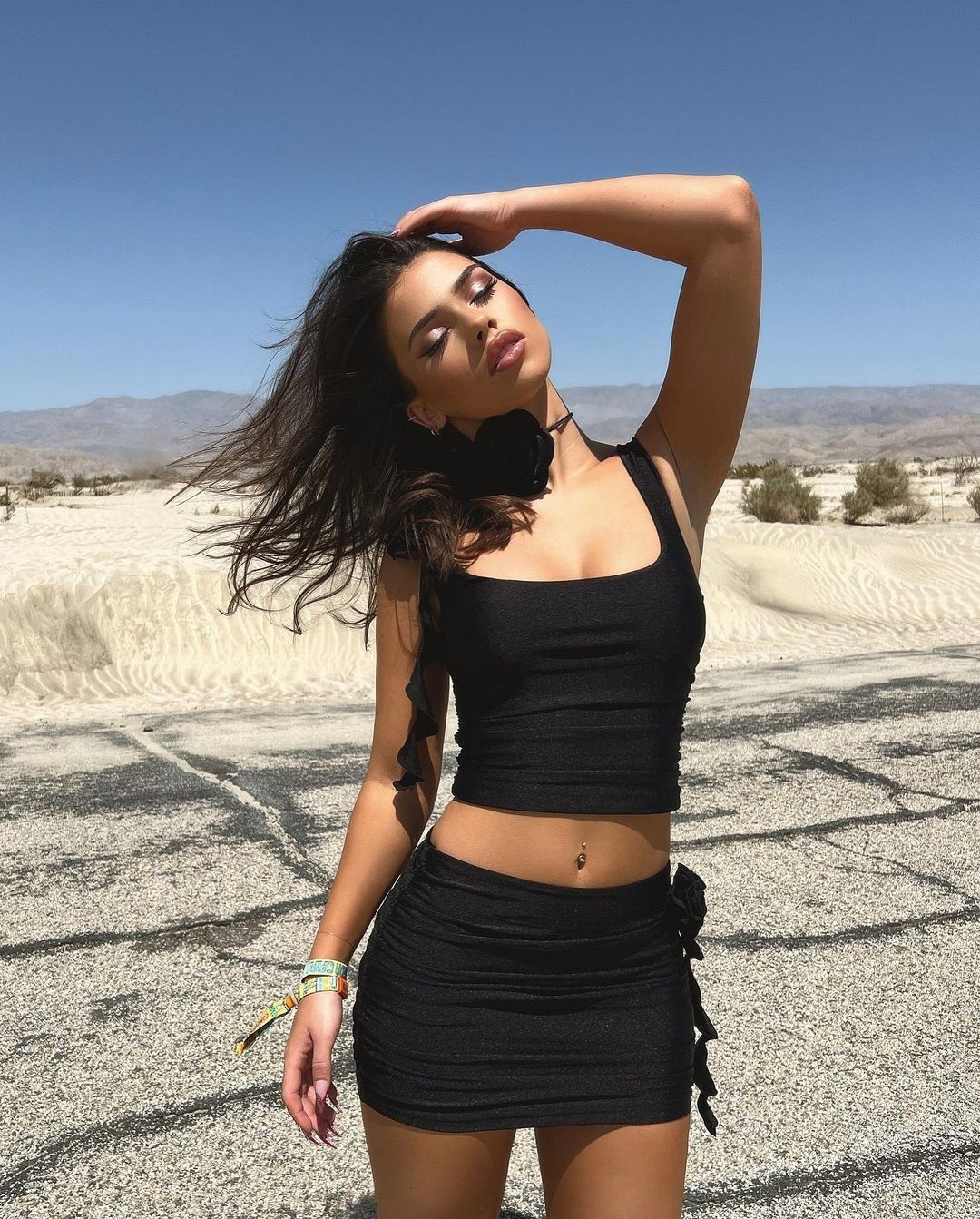 Leah Halton в чёрном топе и кроткой мини юбке. Leah Halton в чёрном топе и кроткой мини юбке.