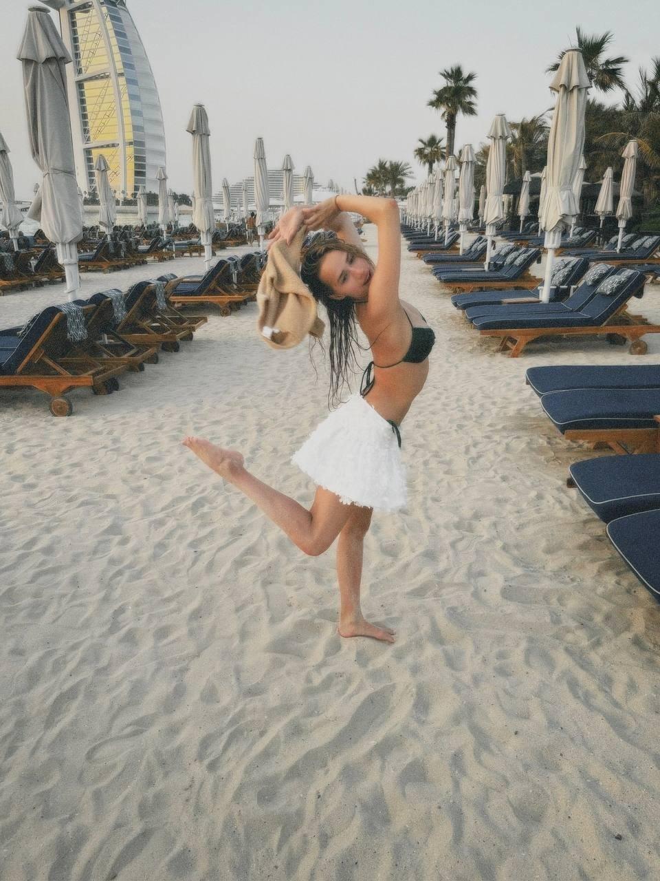 Снимок Загитовой в белой мини юбке на пляже на фоне пустых лежаков. Снимок Загитовой в белой мини юбке на пляже на фоне пустых лежаков.