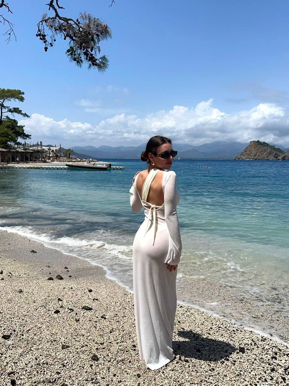 Девушка Эксайла на пляже в просвечивающем сарафане, сквозь который видно попу. Девушка Эксайла на пляже в просвечивающем сарафане, сквозь который видно попу.