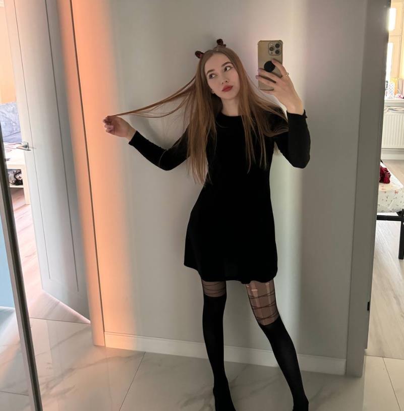 Слитая фотка bloomus в чёрном платье и чулках.