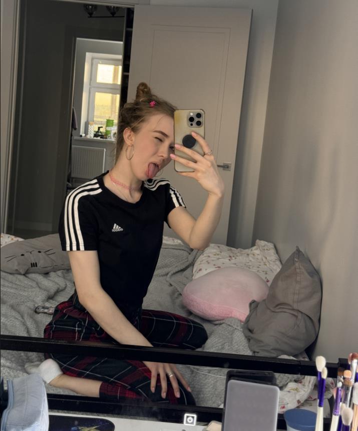 Ещё одно забавное селфи от Блумс с языком.