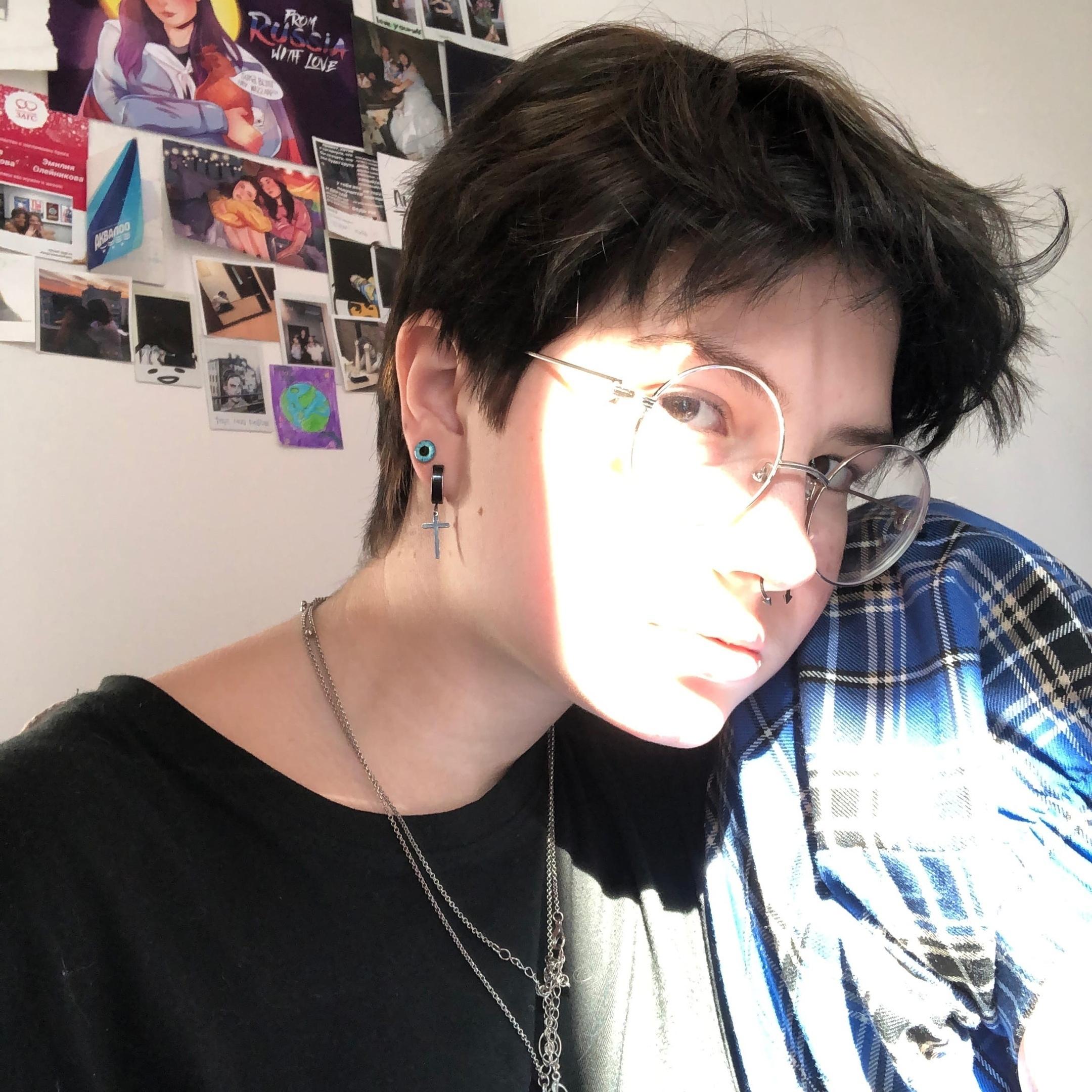 Редкие домашние кадры vakuolly с обычной причёской и в очках. Редкие домашние кадры vakuolly с обычной причёской и в очках.