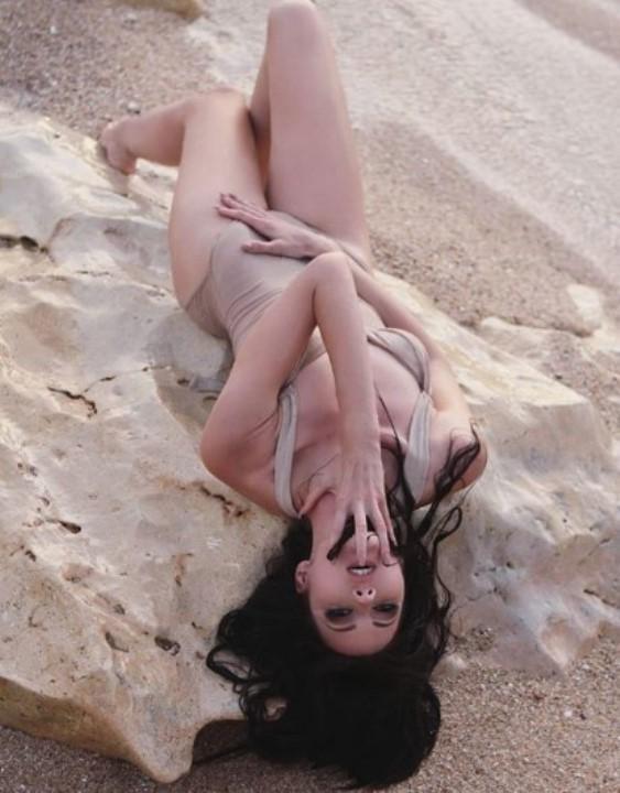 Ещё одна соблазнительная фотка с песчаного пляжа в купальнике. Ещё одна соблазнительная фотка с песчаного пляжа в купальнике.