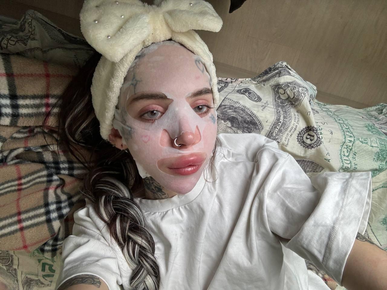 Домашнее фото в маске пред сном. Домашнее фото в маске пред сном.