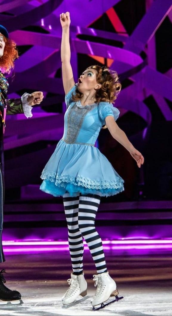 Кузьмина в ледовом шоу в сексуальном образе Мальвины в мини платье и полосатых чулках. Кузьмина в ледовом шоу в сексуальном образе Мальвины в мини платье и полосатых чулках.