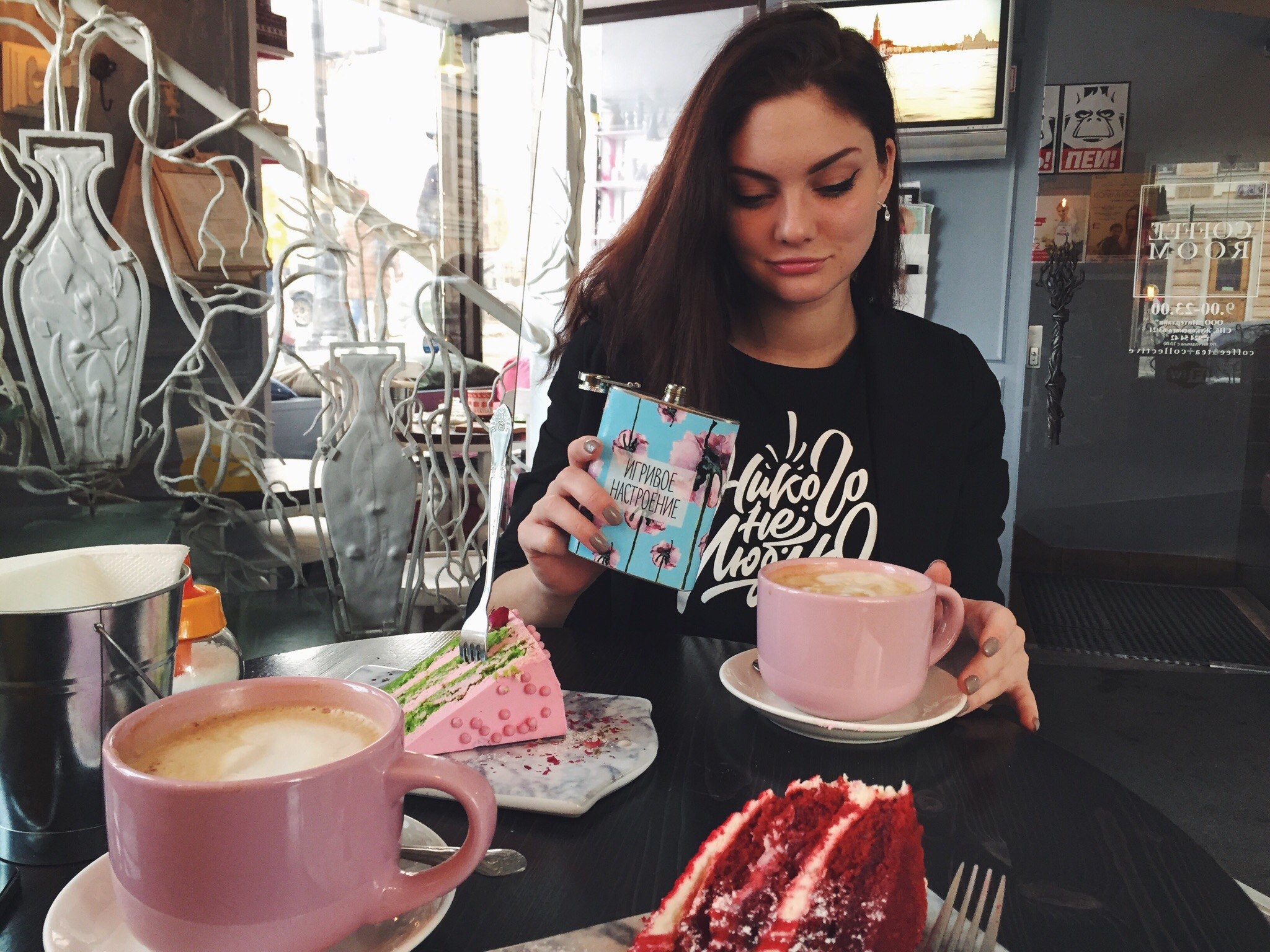 Милое фото Дарьи с с розовым тортом и кофе в розовой чашке, няшность зашкаливает. Милое фото Дарьи с с розовым тортом и кофе в розовой чашке, няшность зашкаливает.