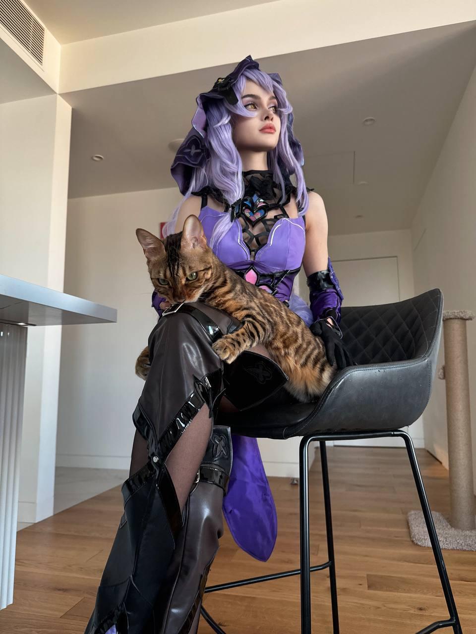 Авеми обожает косплей фотки, а тут она даже прихватила кота. Авеми обожает косплей фотки, а тут она даже прихватила кота.