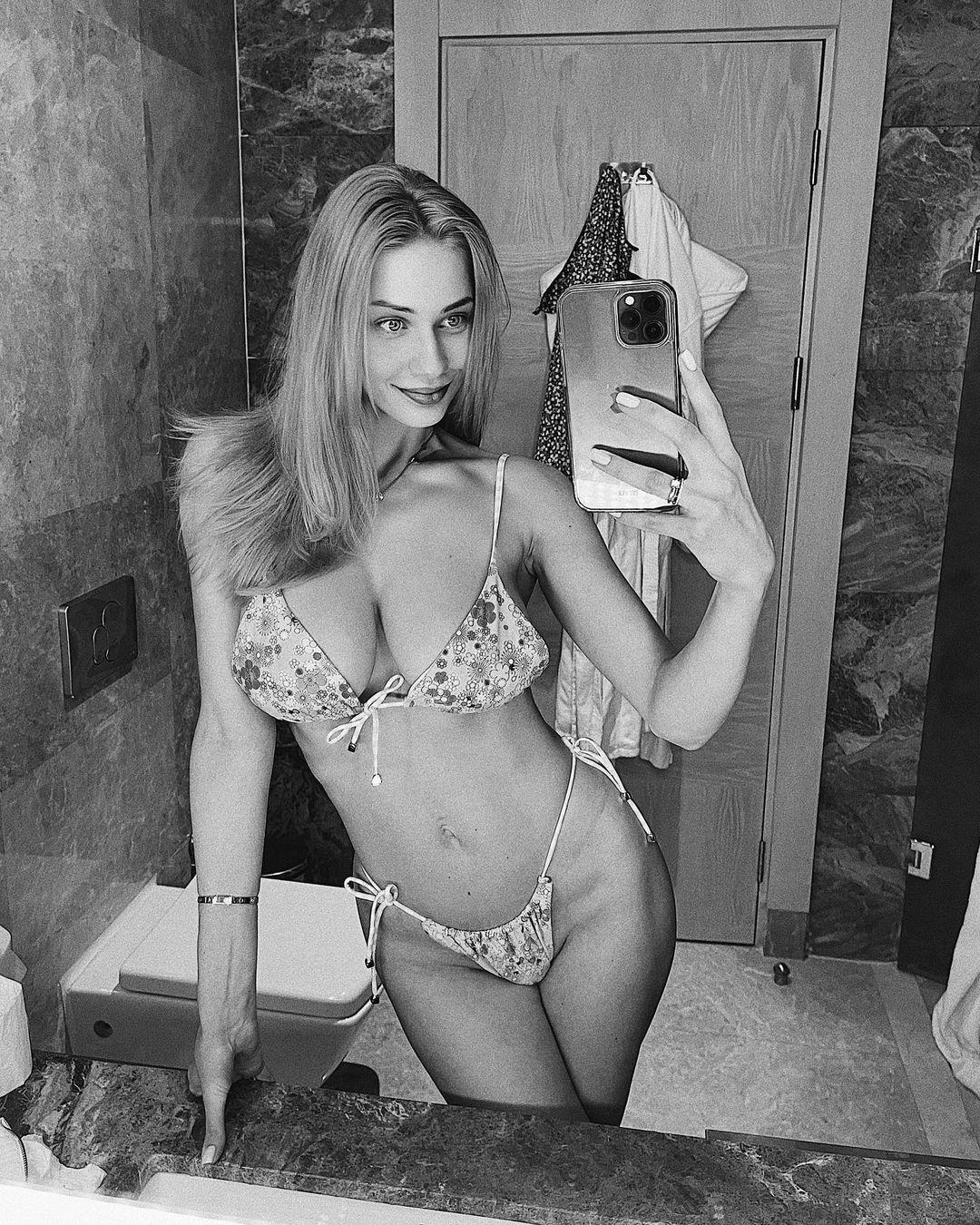 Необычное селфи Зубковой в чёрно белом цвете и летнем купальнике. Необычное селфи Зубковой в чёрно белом цвете и летнем купальнике.