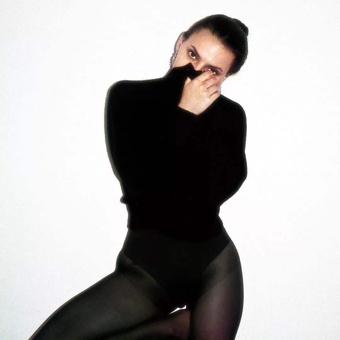 Испанская актриса Дафна Кин на фото в чёрной водолазке и колготках. Испанская актриса Дафна Кин на фото в чёрной водолазке и колготках.