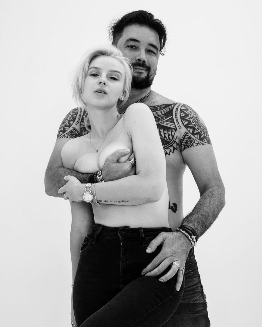 Чёрно белое фото обнажённая Тригубчак с татуированным Мурзагуловым.