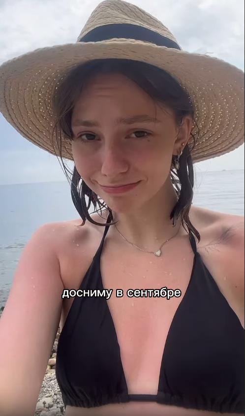 Ещё одно селфи от Анны в шляпе и чёрном лифчике.