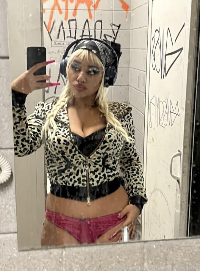 Сейчас очаровательная девушка обладательница многомиллионной аудитории в соцсетях, а благодаря любви к музыке еще и записывает отличные песни. Сейчас очаровательная девушка обладательница многомиллионной аудитории в соцсетях, а благодаря любви к музыке еще и записывает отличные песни.