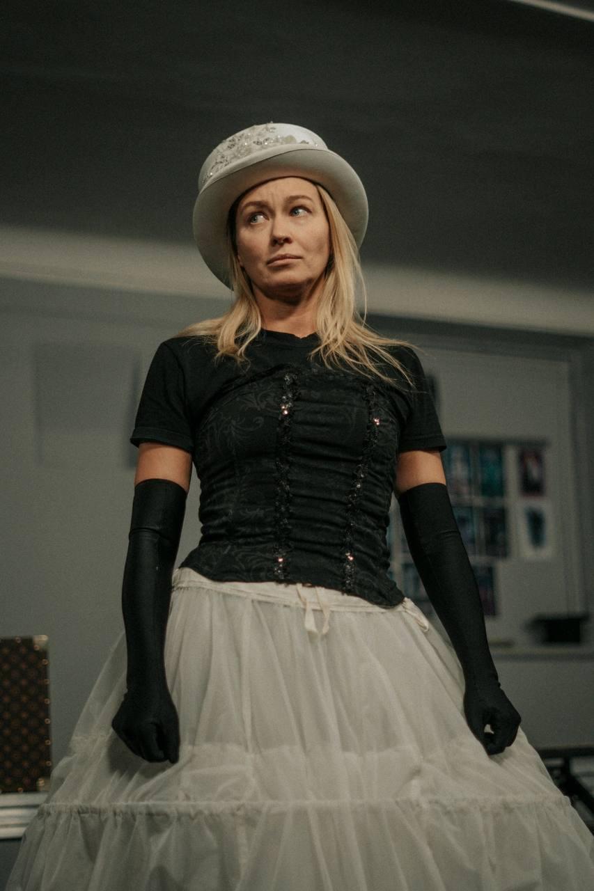 Необычной снимок с Паниной на сцене во время спектакля, в ретро костюме.