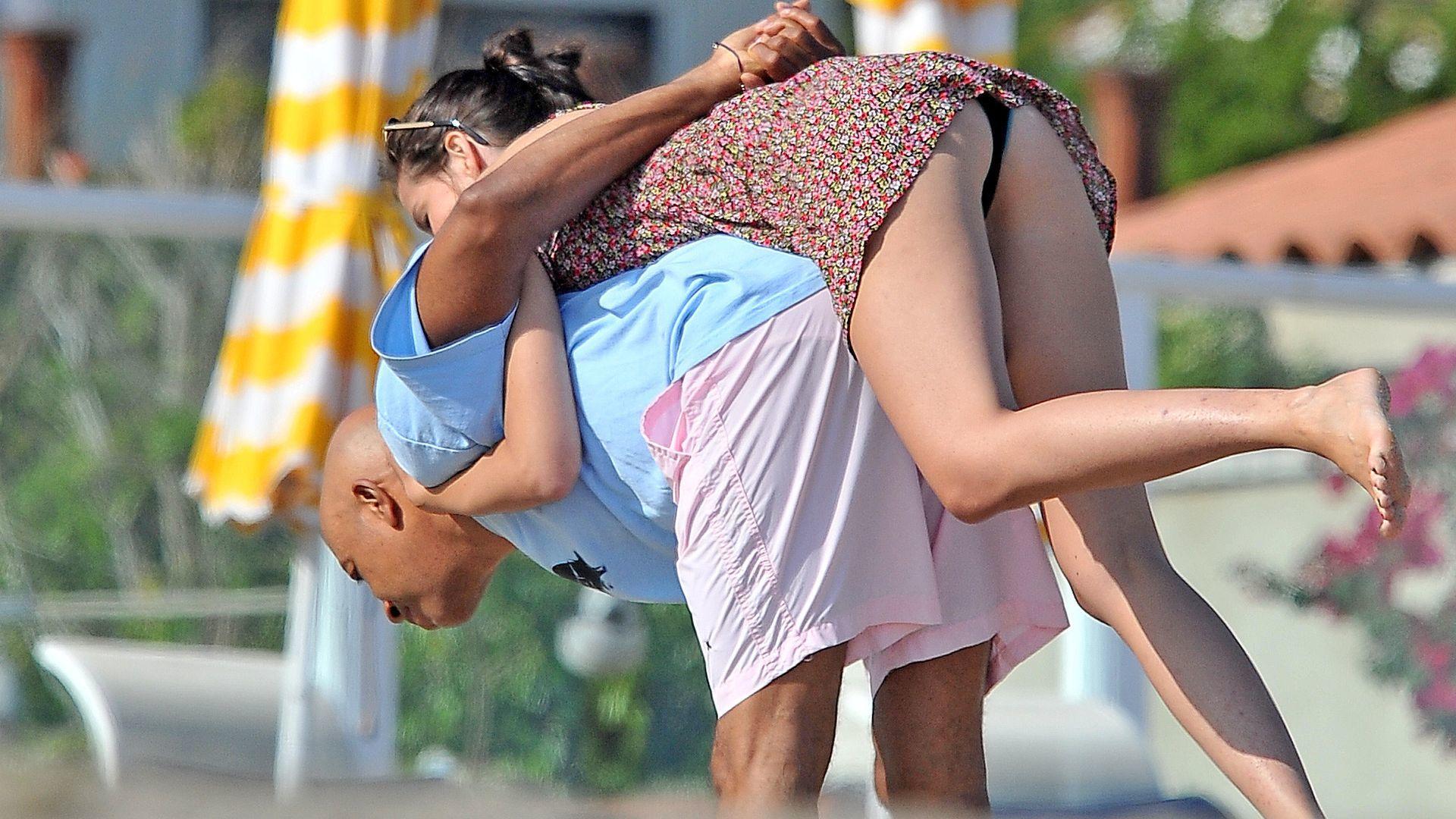 Горячие Фото Женщин В Юбках Засветы.