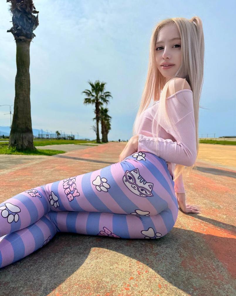 Откровенная фотография LoLiBela показала попу в обтягивающих лосинах. Откровенная фотография LoLiBela показала попу в обтягивающих лосинах.