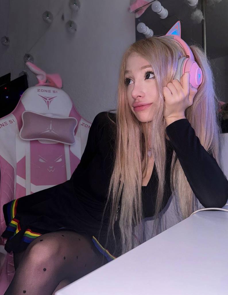 Домашние фотки LoLiBela в розовых геймерских наушниках, слитые в сеть. Домашние фотки LoLiBela в розовых геймерских наушниках, слитые в сеть.