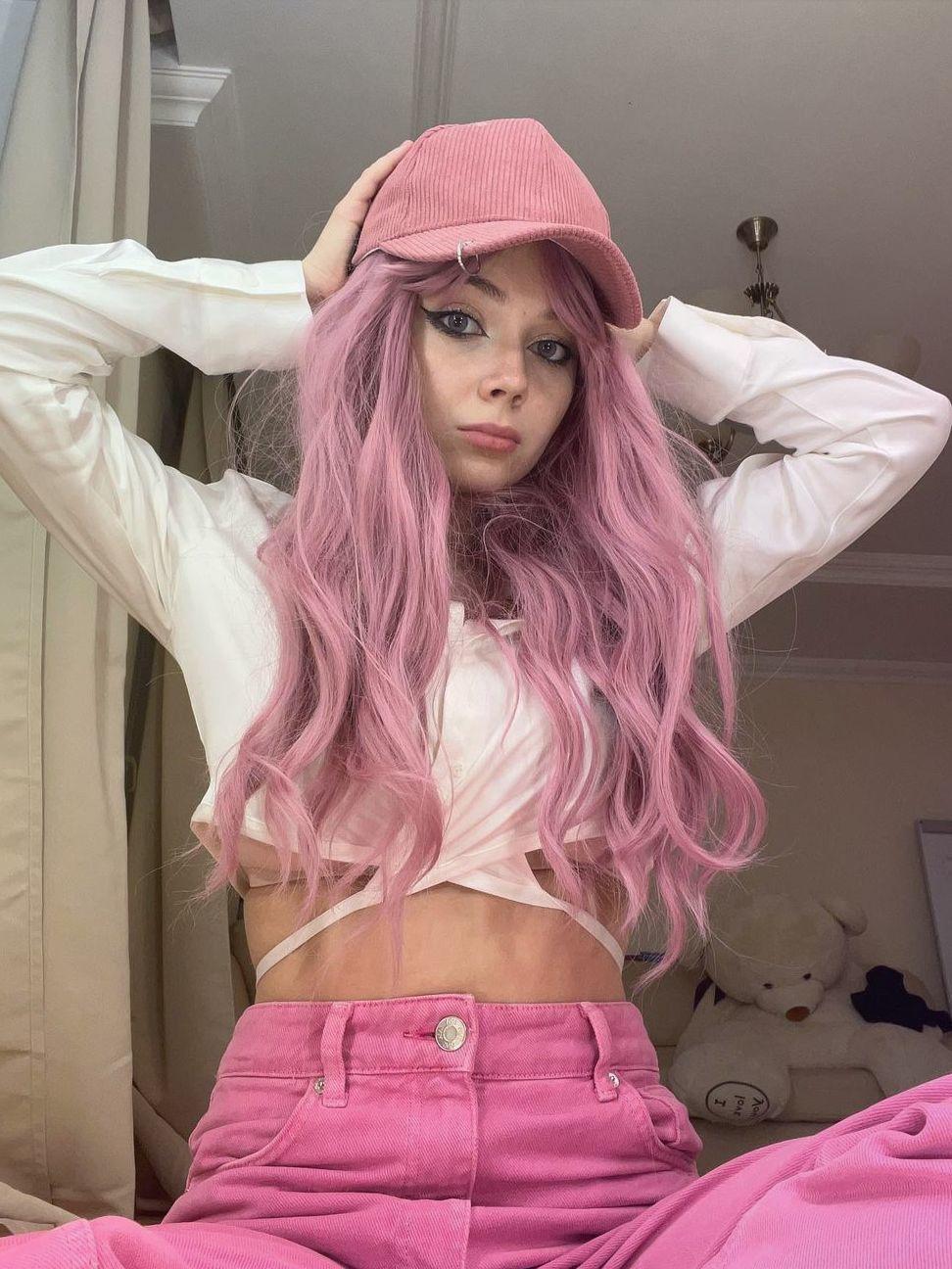 Алена Бобриха – привлекательная блогерша-бунтарка, ставшая известной благодаря Instagram и TikTok. Алена Бобриха – привлекательная блогерша-бунтарка, ставшая известной благодаря Instagram и TikTok.