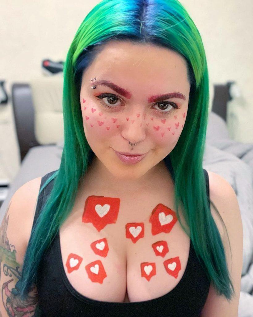 Вика Картер в футболке Твича Вика Картер в футболке Твича