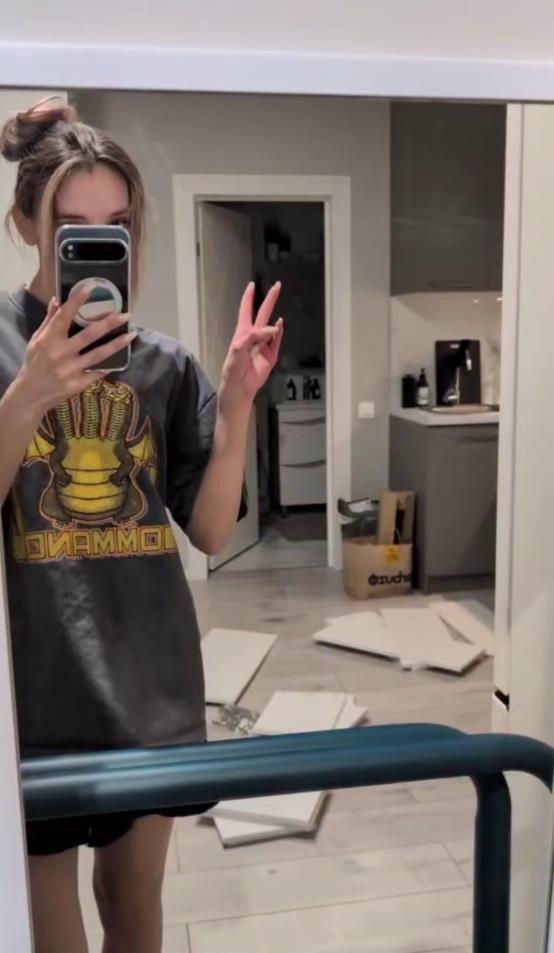 Домашнее селфи nastyamulla в майке с голыми ногами. Домашнее селфи nastyamulla в майке с голыми ногами.