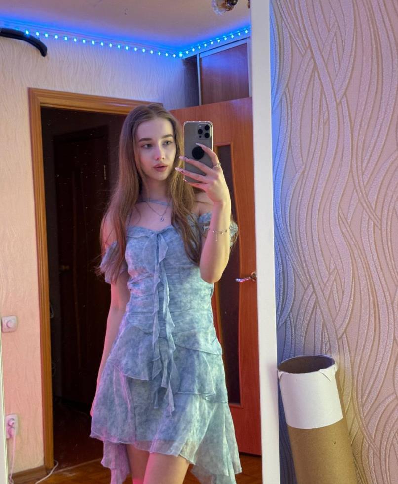 А на этой фотке попавшей в сеть Юля порадовала своих фанатов красивым элегантным платьем.