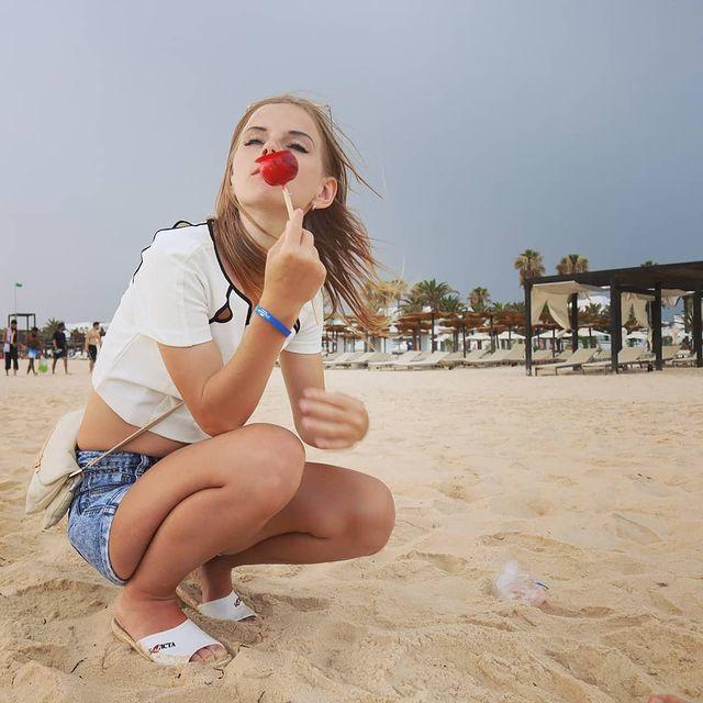 Прикольный снимок Вали с песочного пляжа. Прикольный снимок Вали с песочного пляжа.