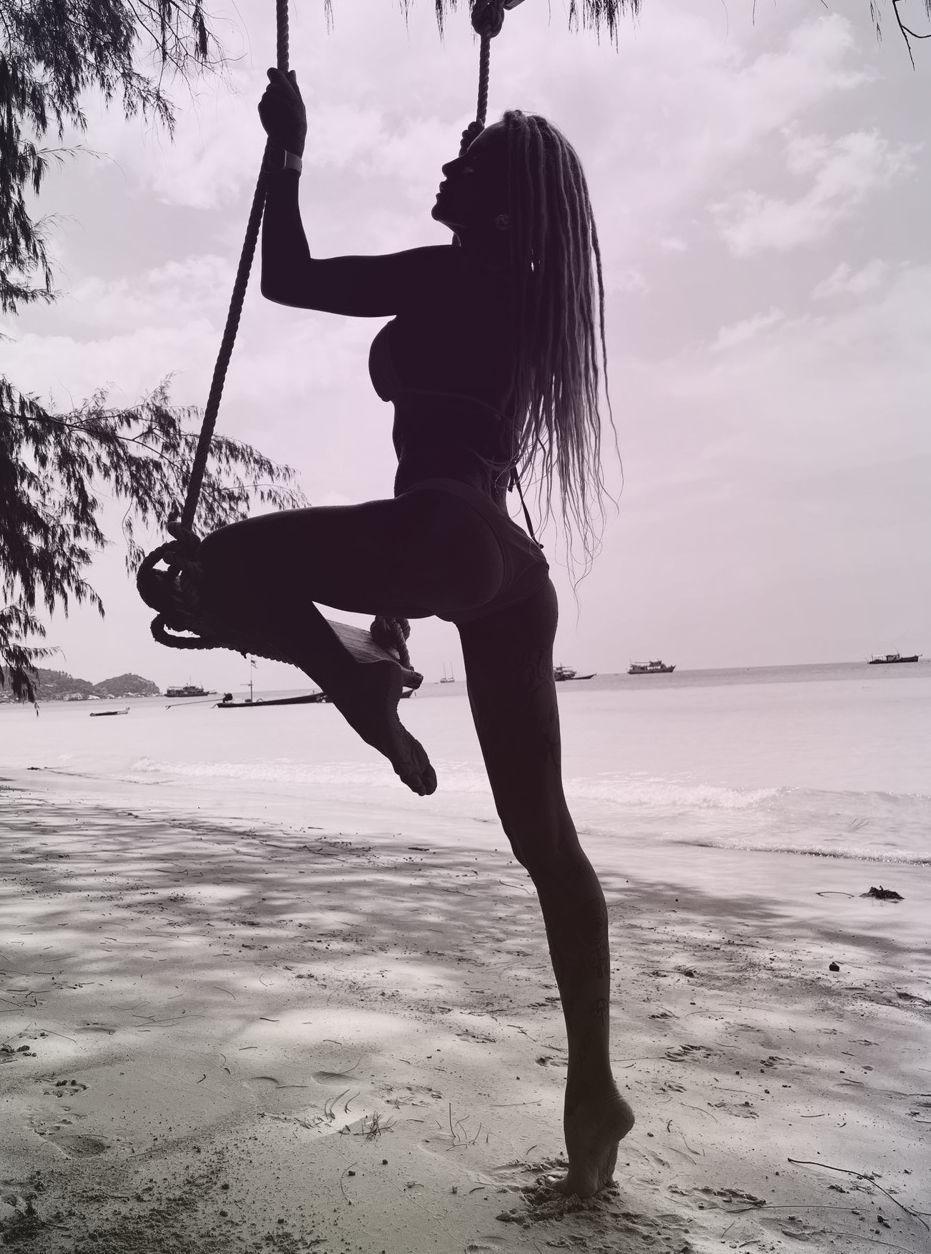 Девушка радует своих поклонников откровенными фотографиями, которые собирают много лайков. Девушка радует своих поклонников откровенными фотографиями, которые собирают много лайков.