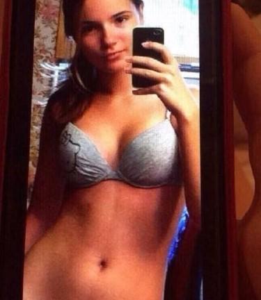 Саша Спилберг в лифчике Саша Спилберг в лифчике