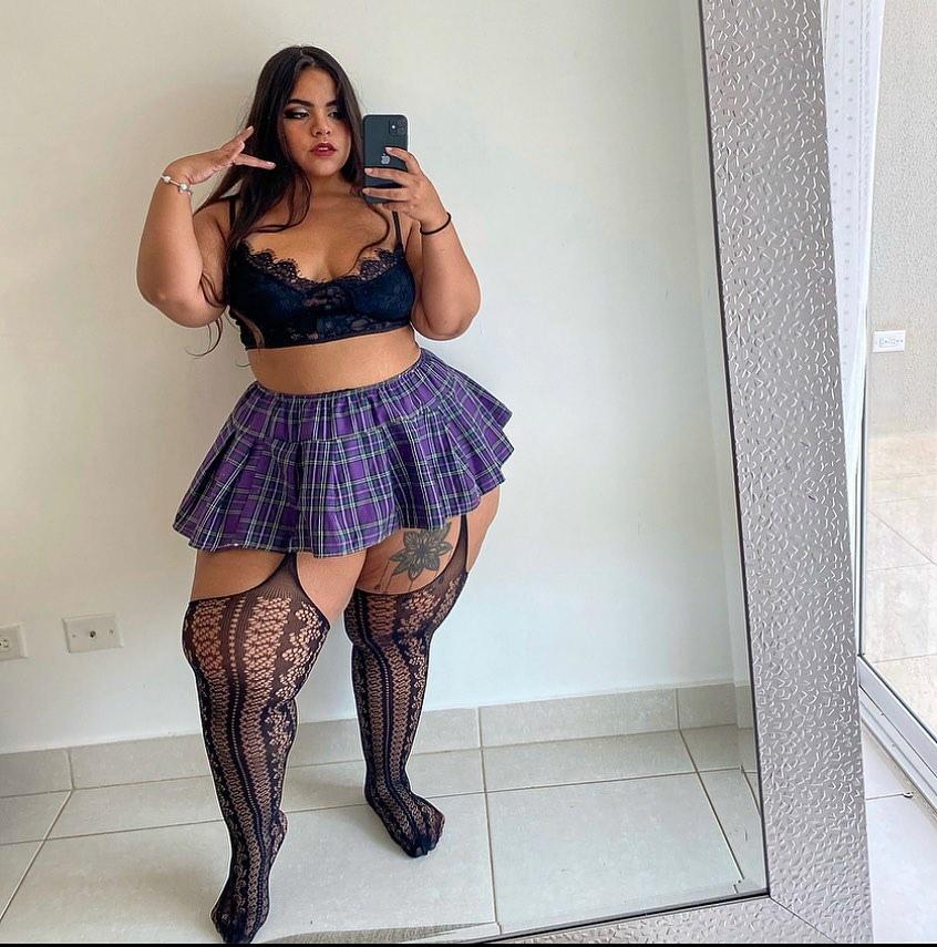 Селфи от Грейс Бон в лифчике, мини юбке и чёрных чулках в сеточку.
