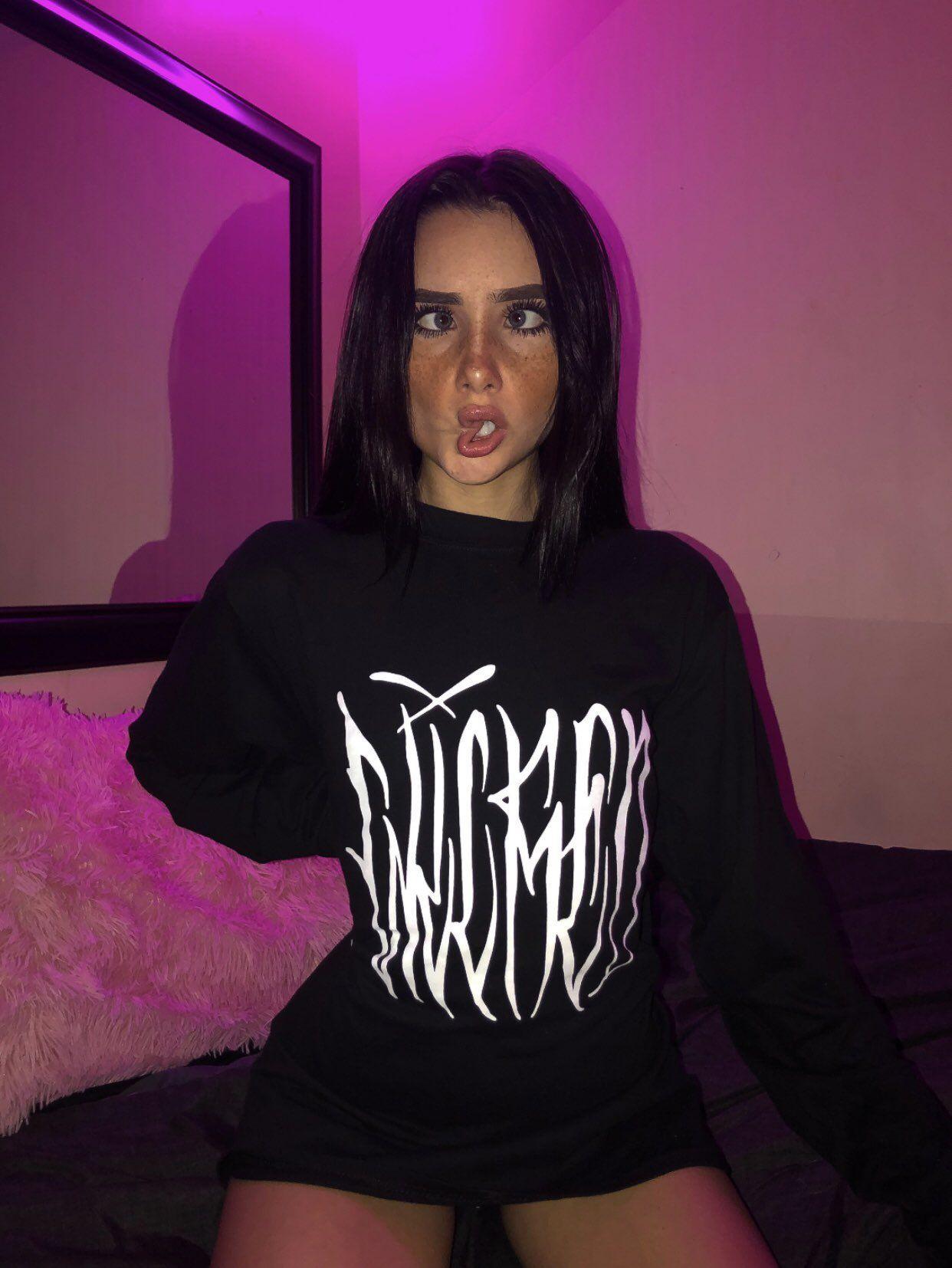 Слив Mackenzie Jones, известной тиктокерши в узких кругах широкой школообщественности.