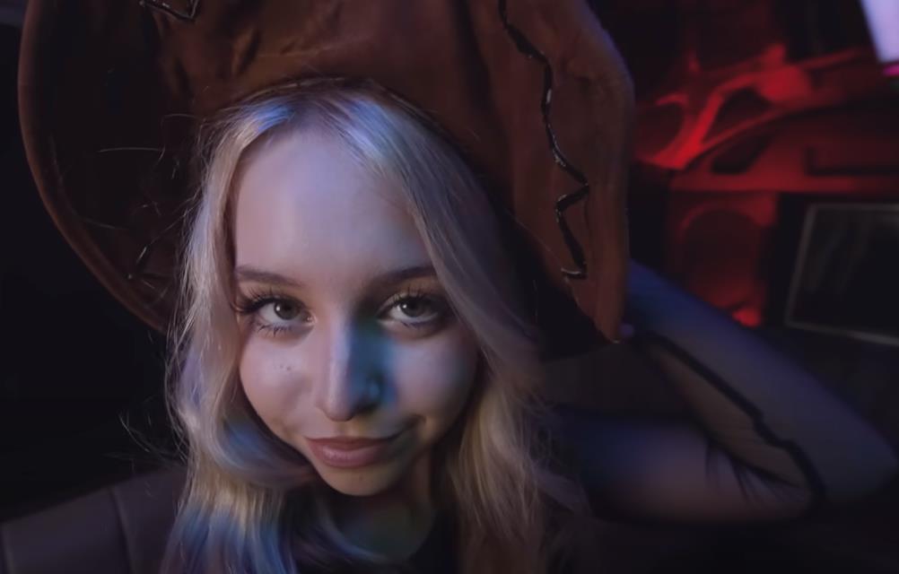 Сексуальный взгляд Авдеевой в ковбойской шляпе. Сексуальный взгляд Авдеевой в ковбойской шляпе.