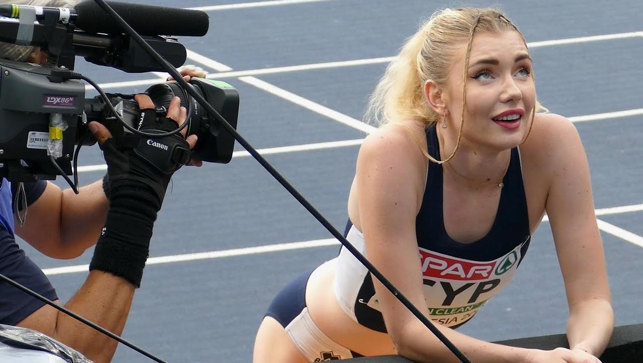 Прикольный кадр с нашей героиней на соревнованиях. Прикольный кадр с нашей героиней на соревнованиях.