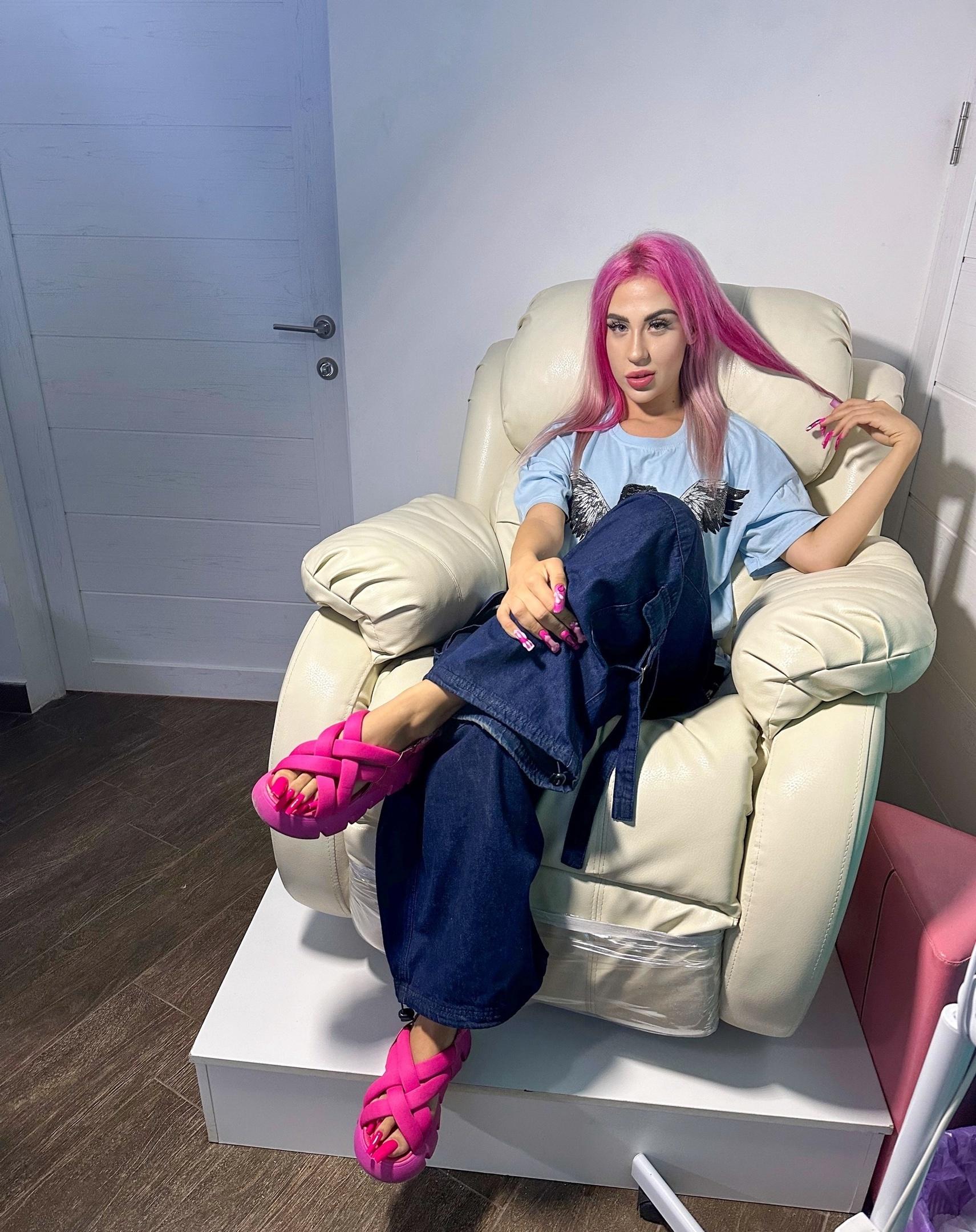 Кенели с розовыми волосами в домашней одежде по типу оверсайз. Кенели с розовыми волосами в домашней одежде по типу оверсайз.